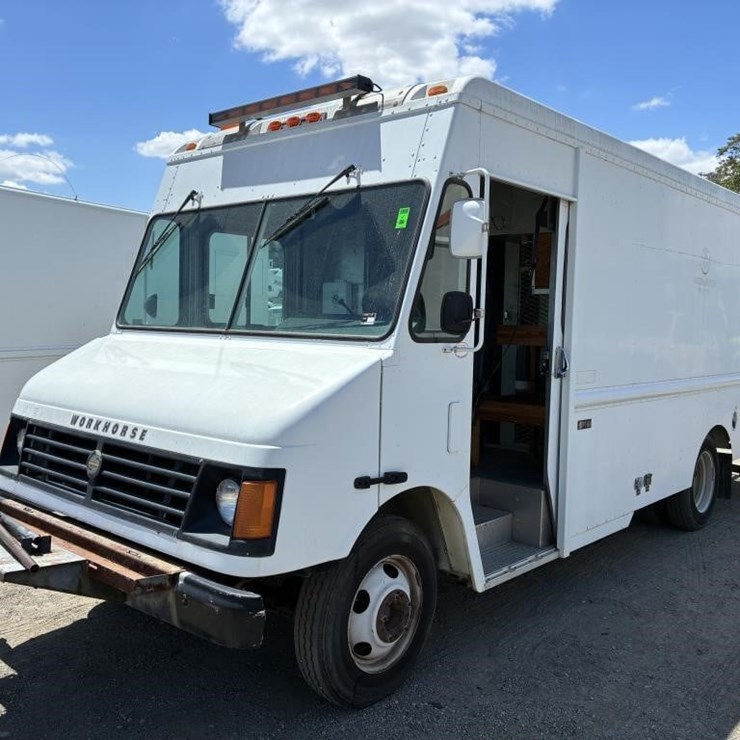 2001 WORKHORSE P42
