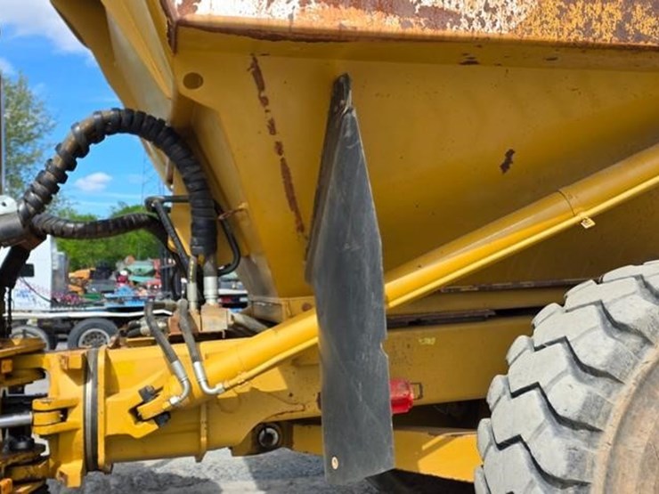 2011-caterpillar-740-image-15