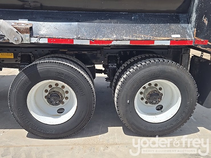 2018-peterbilt-348-image-11