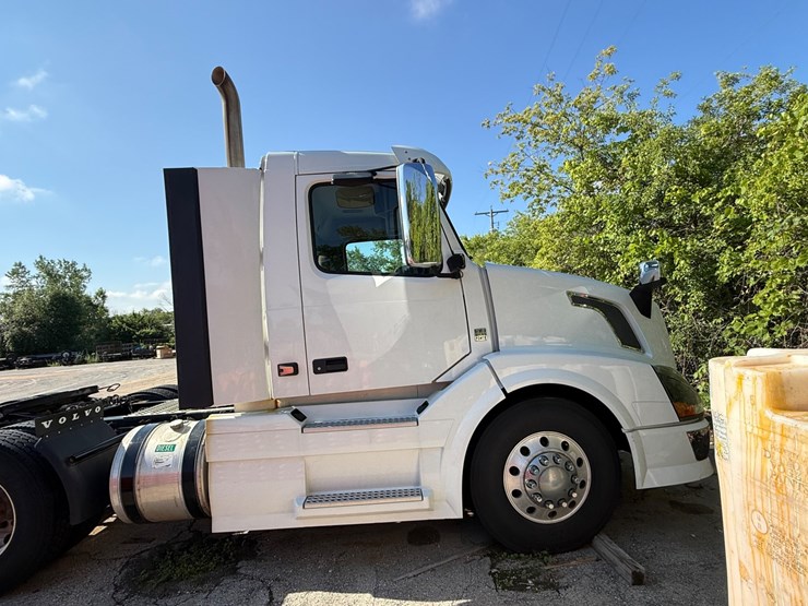#125-•-2013-volvo-vnl64t-day-cab-(has-wi-title)-(new-berlin,-wi)-image-5