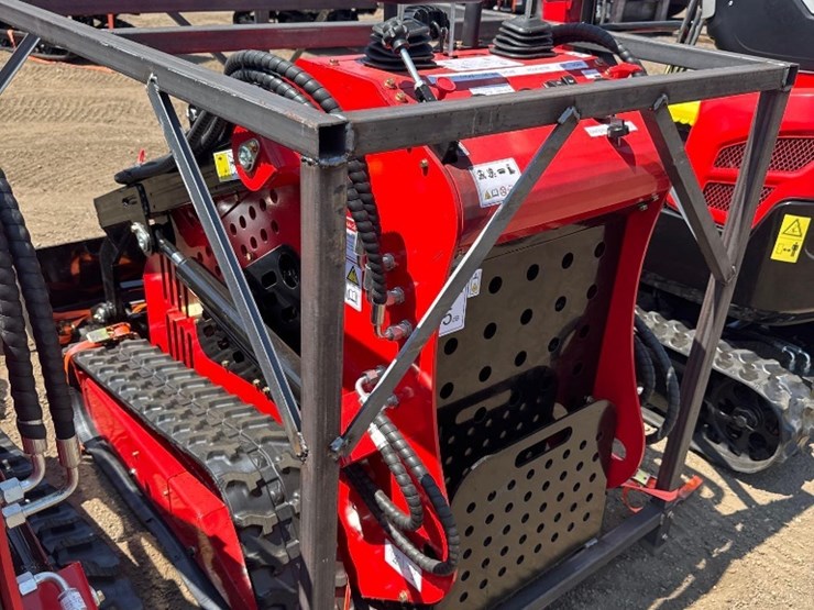 new-sd-lanch-co-mini-stand-on-skidloader-model-ssl60-image-3