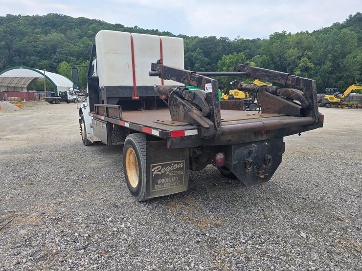 2006-freightliner-m2-106-image-10