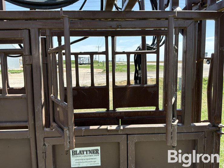 blattner-hydraulic-livestock-squeeze-chute-image-20