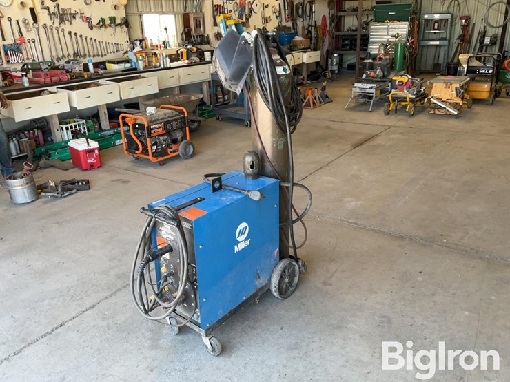 miller-millermatic-200-wire-welder-image-1