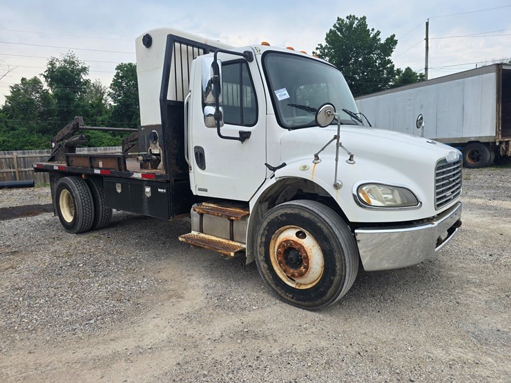 2006-freightliner-m2-106-image-19