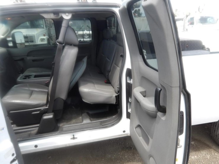 2013-chevrolet-silverado-2500-image-17