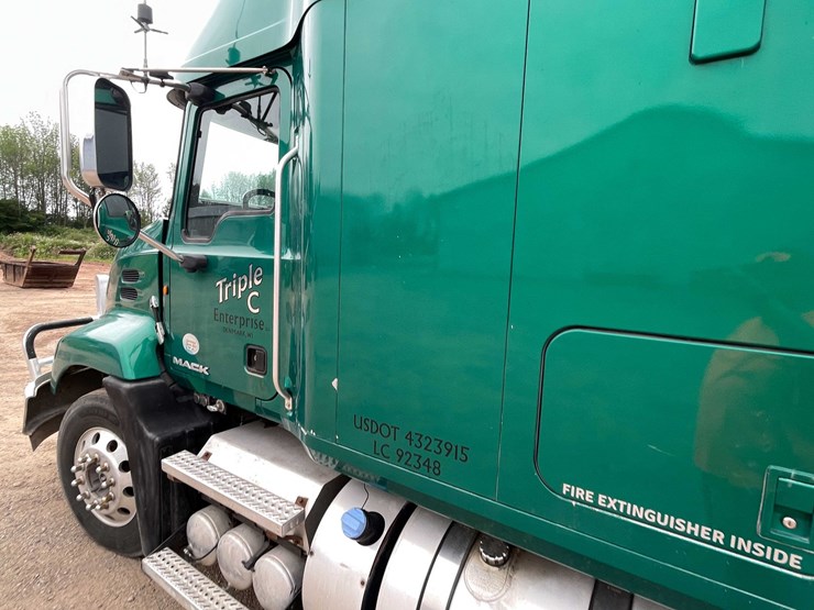 #114-•-2011-mack-semi-tractor-(has-wi-title)-(denmark,-wi)-image-16