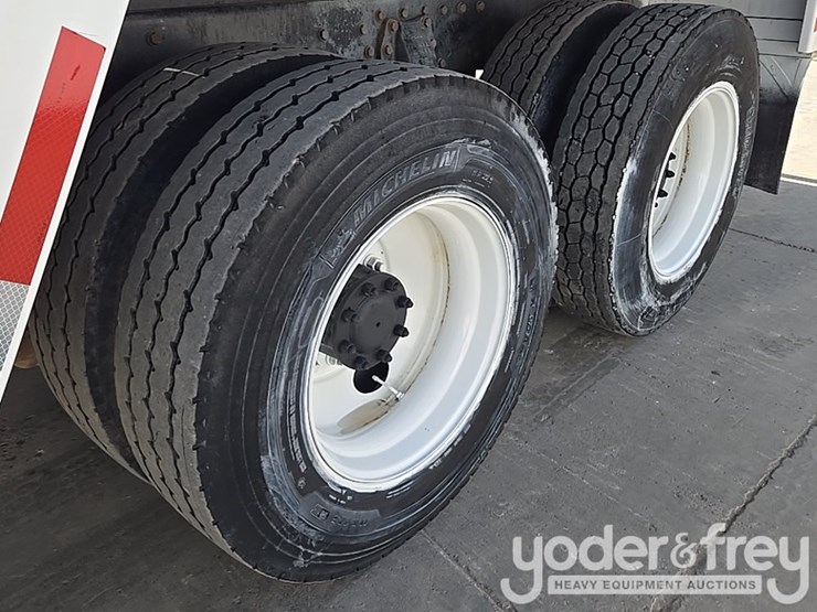 2012-peterbilt-348-image-10