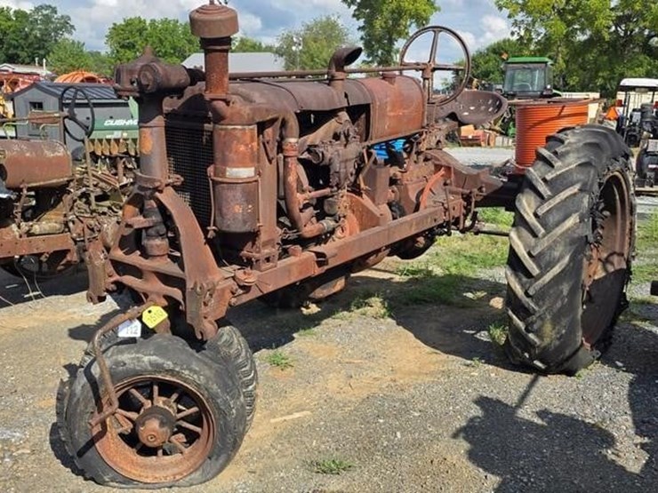 farmall-f20-tractor-(not-running)-image-2