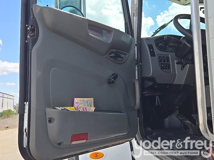 2014-peterbilt-348-image-56