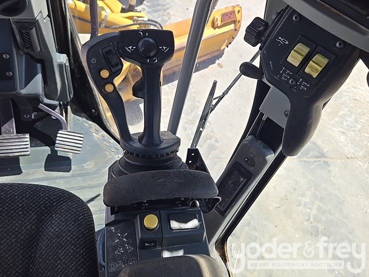 2016-caterpillar-140m3-awd-image-69