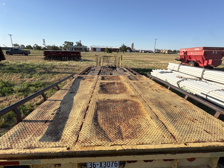 1979-transport-pfgtx-t1-35dw-tri/a-folding-neck-lowboy-image-14