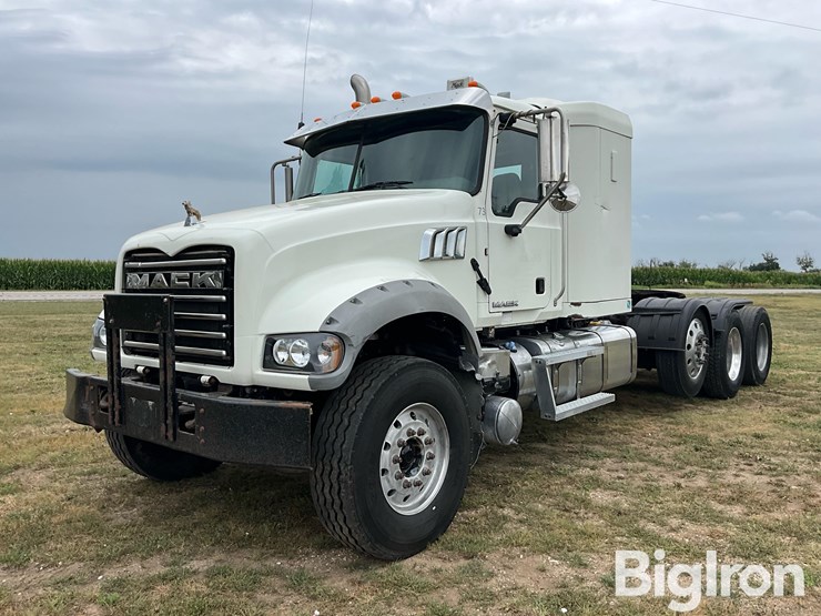 2015-mack-granite-gu713-image-1
