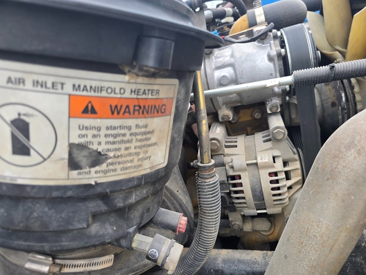 2006-freightliner-m2-106-image-36