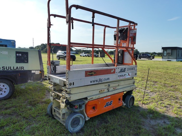 jlg-scissor-lift-image-3