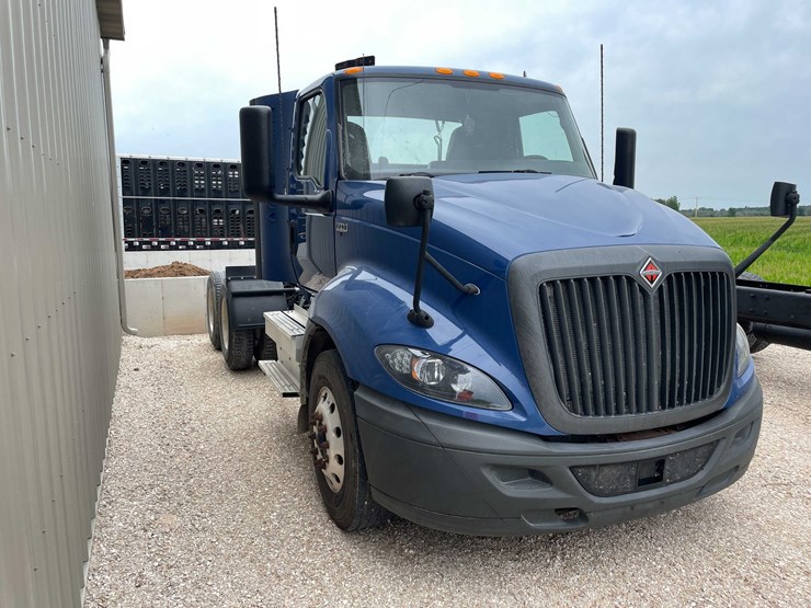 #108-•-2020-international-semi-tractor-(has-wi-title)-(denmark,-wi)-image-3