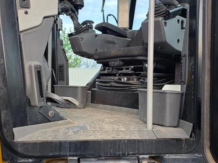 2020-caterpillar-140-image-59