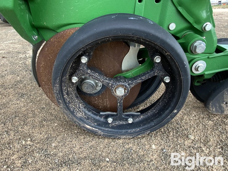 2020-john-deere-1725-image-12