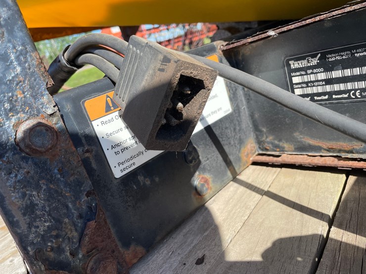 #637-•-snowex-vee-pro-3000-poly-hopper-(mason,-wi)-image-20