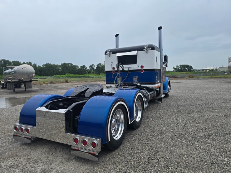 2000-peterbilt-379-image-16