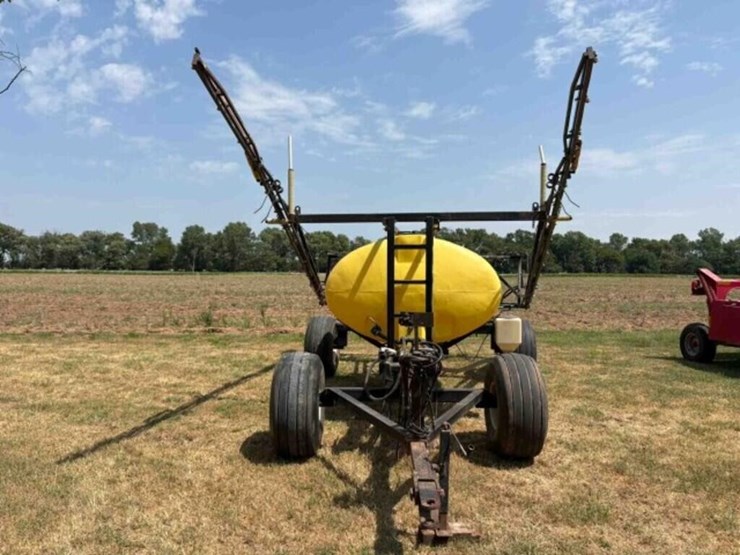 wako-1000-gallon-field-sprayer-image-2