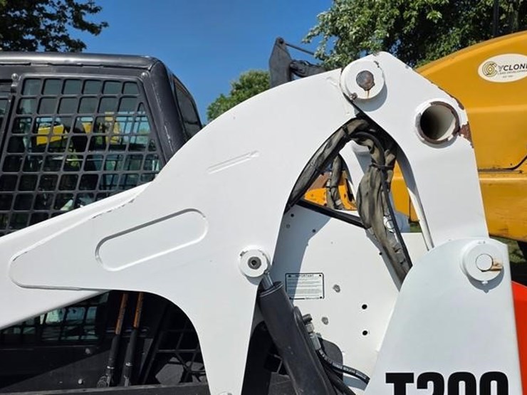 2010-bobcat-t300-image-26