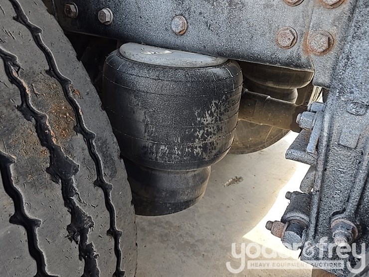 2012-peterbilt-348-image-23