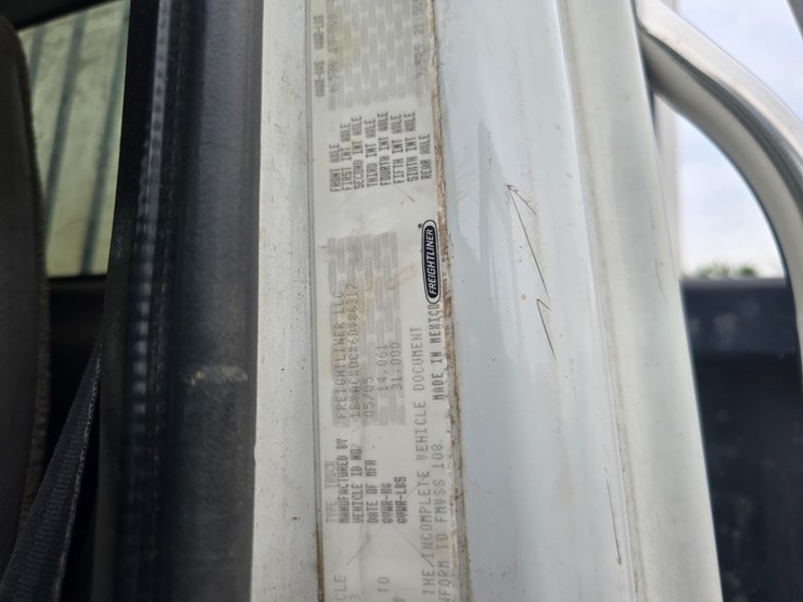 2006-freightliner-m2-106-image-41