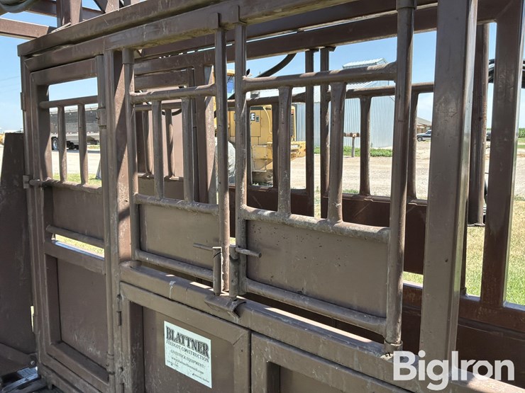 blattner-hydraulic-livestock-squeeze-chute-image-17