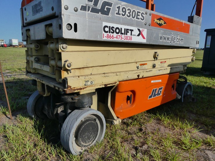 jlg-scissor-lift-image-8