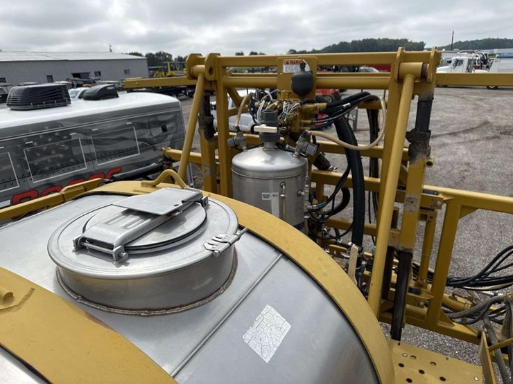 ag-chem-rogator-864-self-propelled-row-crop-spraye-image-16