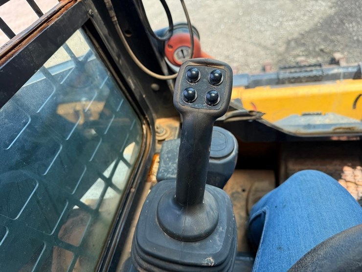2021-deere-317g-image-22