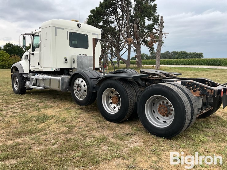 2015-mack-granite-gu713-image-7