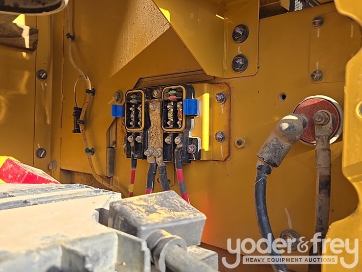 2019-caterpillar-336-image-32