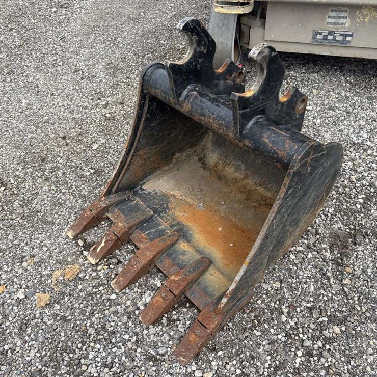 24in Tooth Bucket