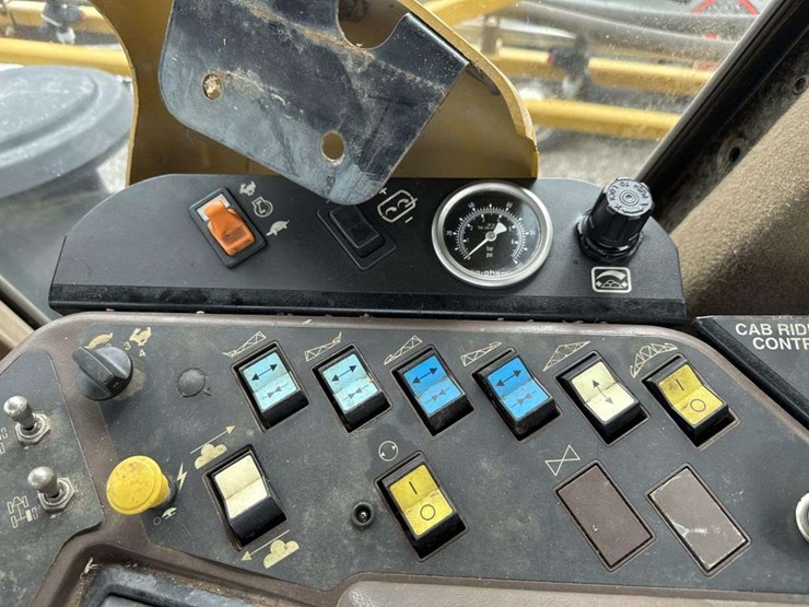 ag-chem-rogator-864-self-propelled-row-crop-spraye-image-22
