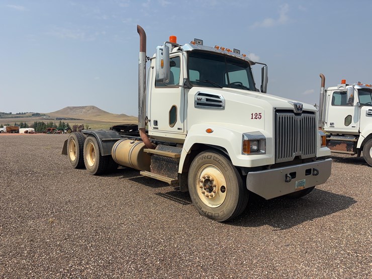 2015-western-star-w4700-semi-image-3