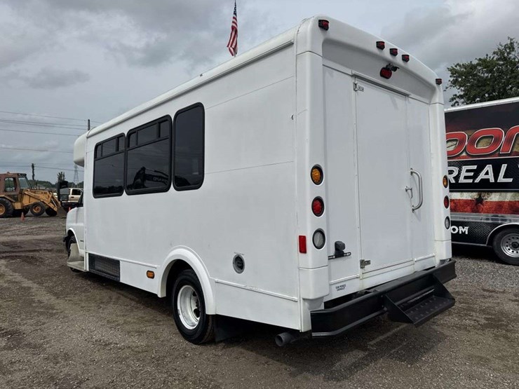 2010-chevrolet-express-g4500-image-2