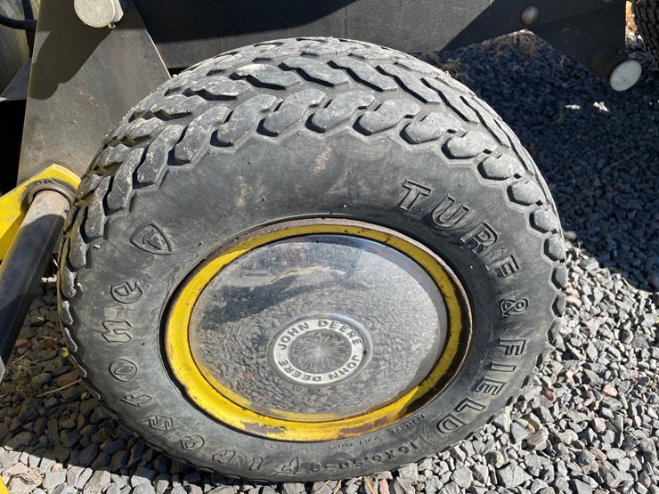 john-deere-300-image-11