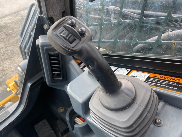 2024-deere-324g-image-31