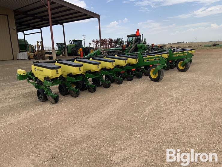 2020-john-deere-1725-image-3