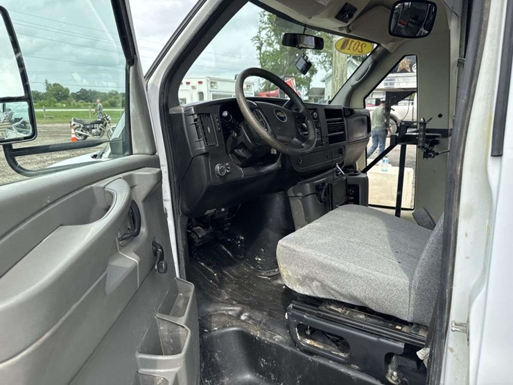 2010-chevrolet-express-g4500-image-9
