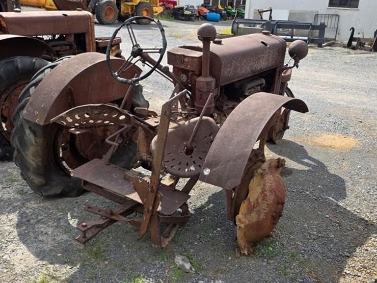 silver-king-tractor-(not-running)-105-image-4