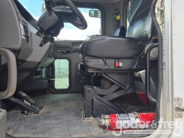 2018-peterbilt-348-image-62
