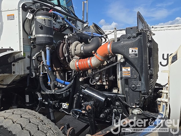 2012-peterbilt-348-image-70