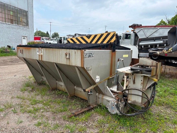 2018-godwin-v-box-slide-in-hydraulic-salt-spreader-image-2