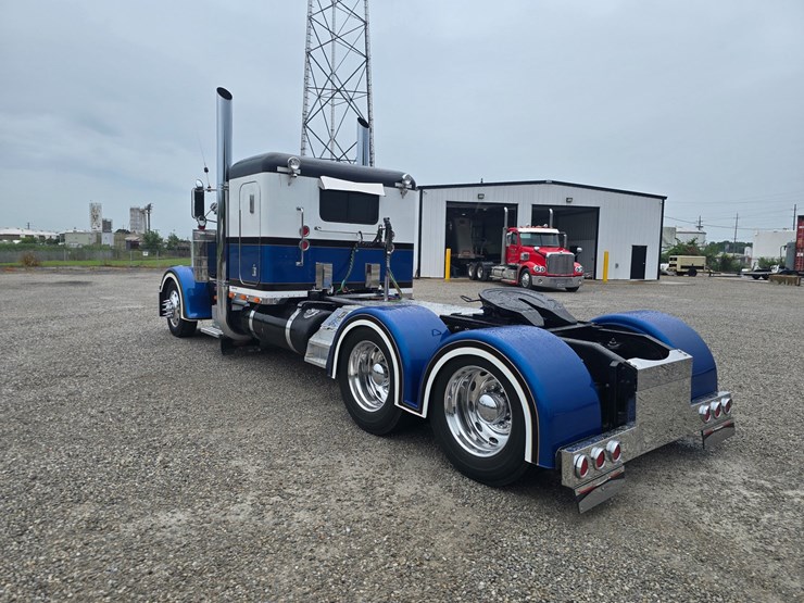 2000-peterbilt-379-image-11
