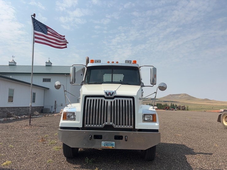 2015-western-star-w4700-semi-image-2