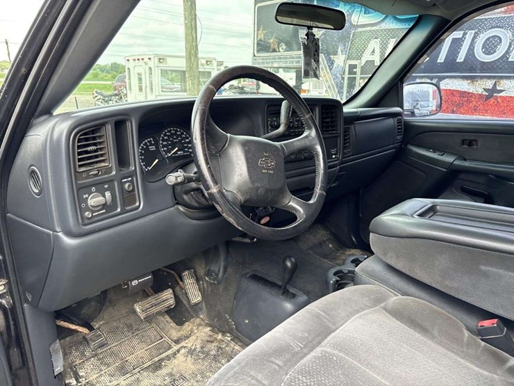 2001-chevrolet-silverado-2500hd-image-16