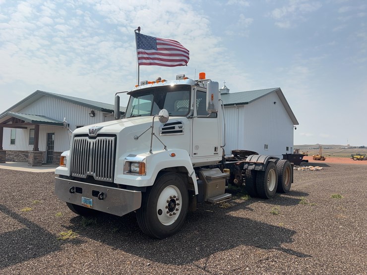 2015-western-star-w4700-semi-image-1